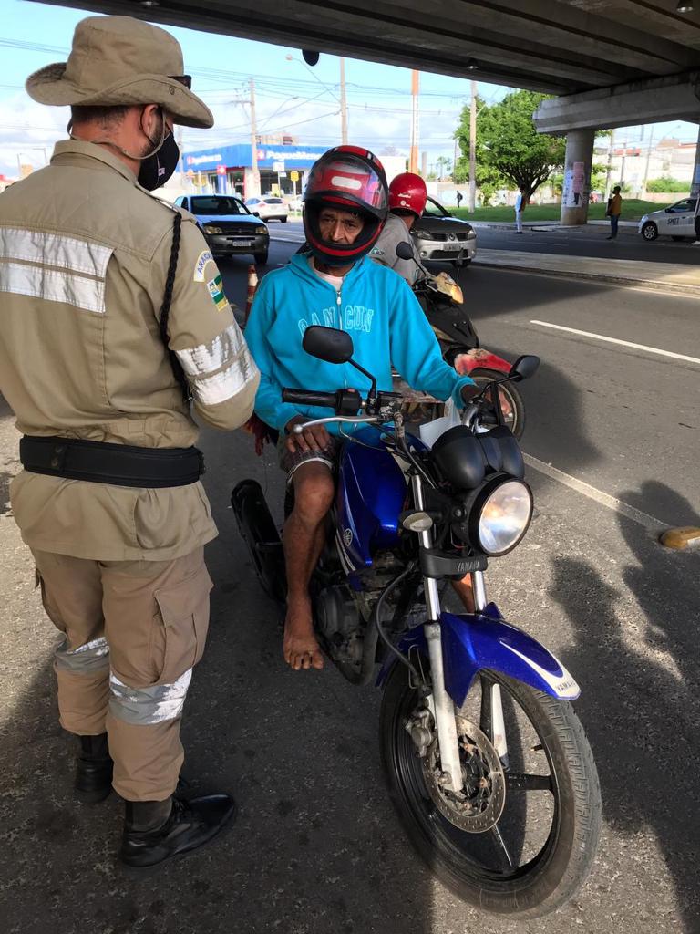 Com foco nos motociclistas, SMTT realiza blitze educativa na avenida Paulo VI - SMTT Aracaju